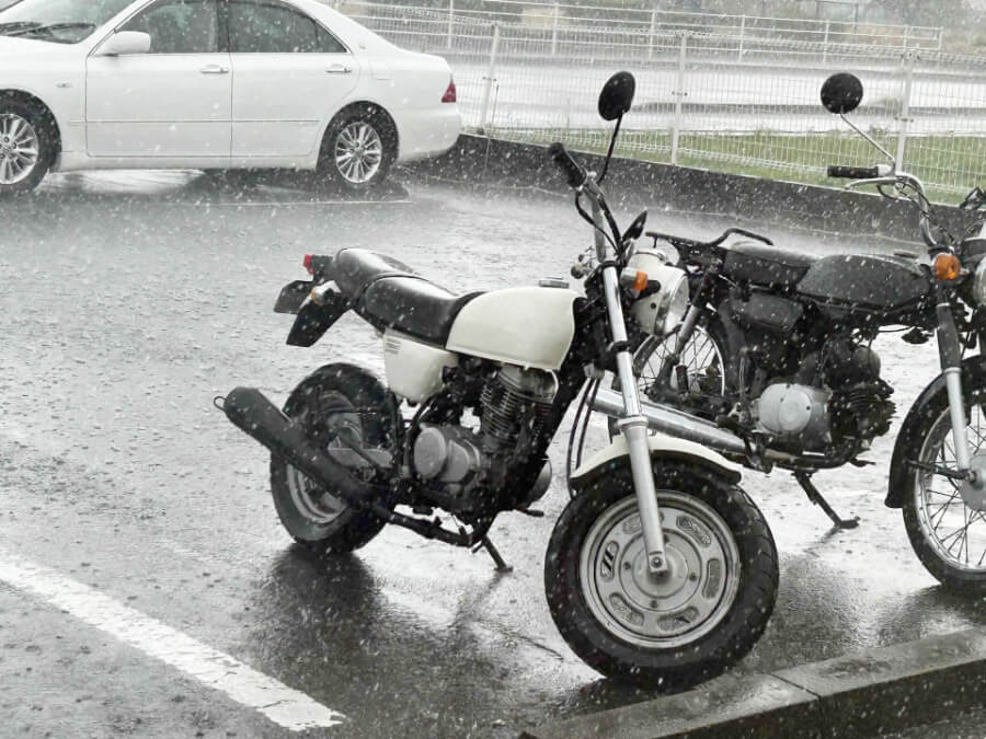 雨とバイク